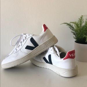 LIKE NEW VEJA SNEAKERS